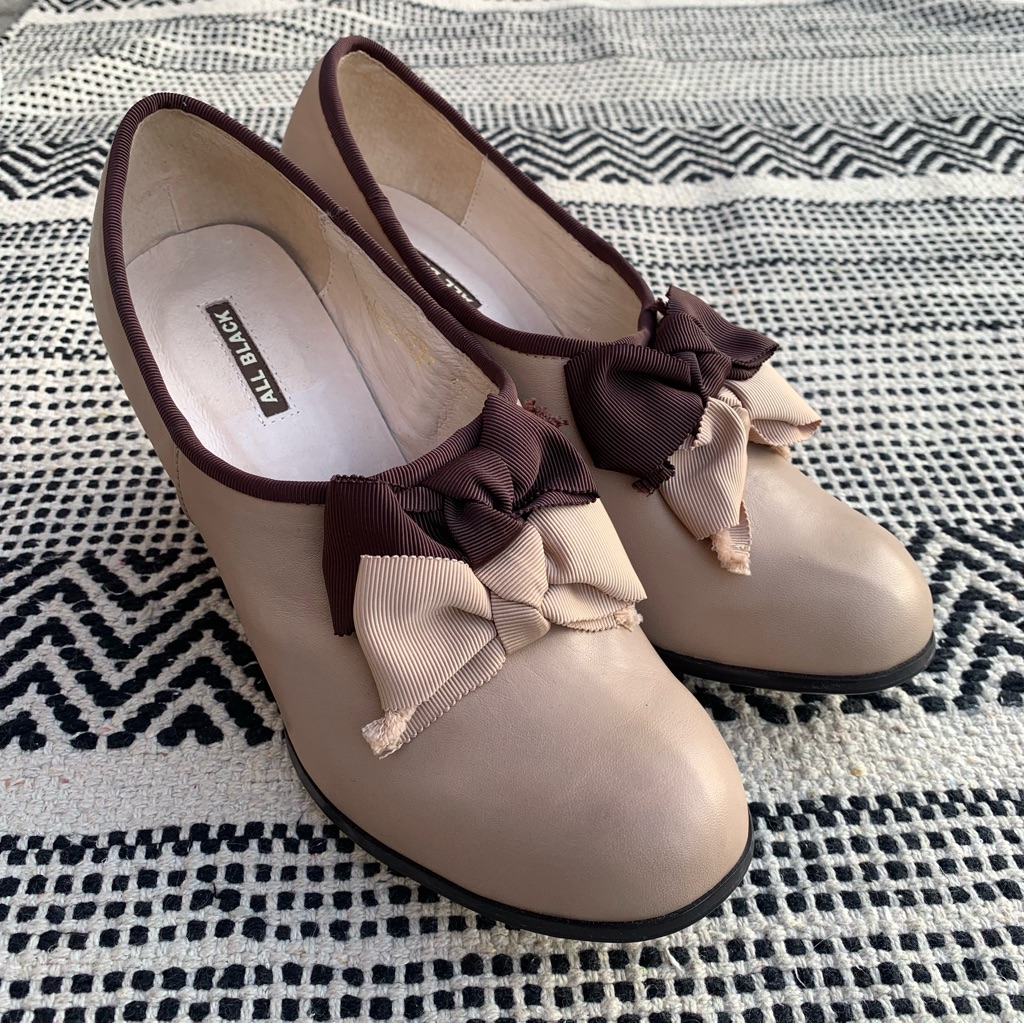 All Black Tan Bow Heels Size 40 (9)